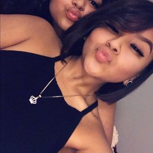 Meet your Posher, Mona